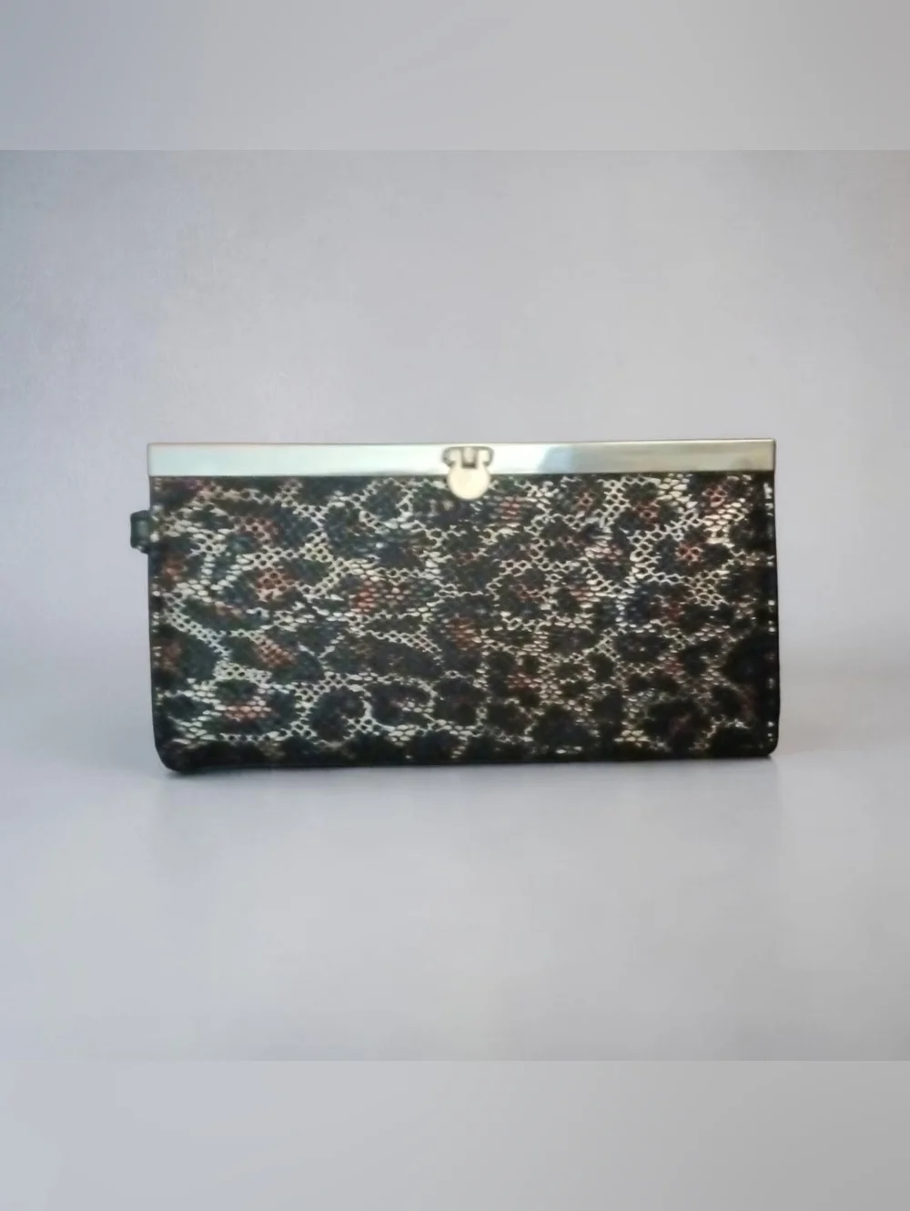 N/A stylish clutch
